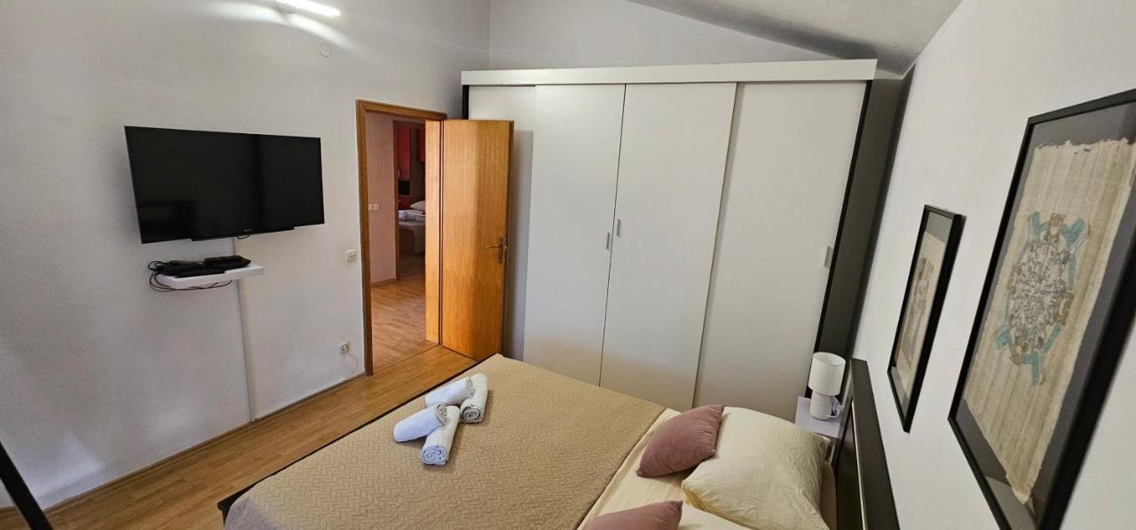 Anisa Apartment Vir