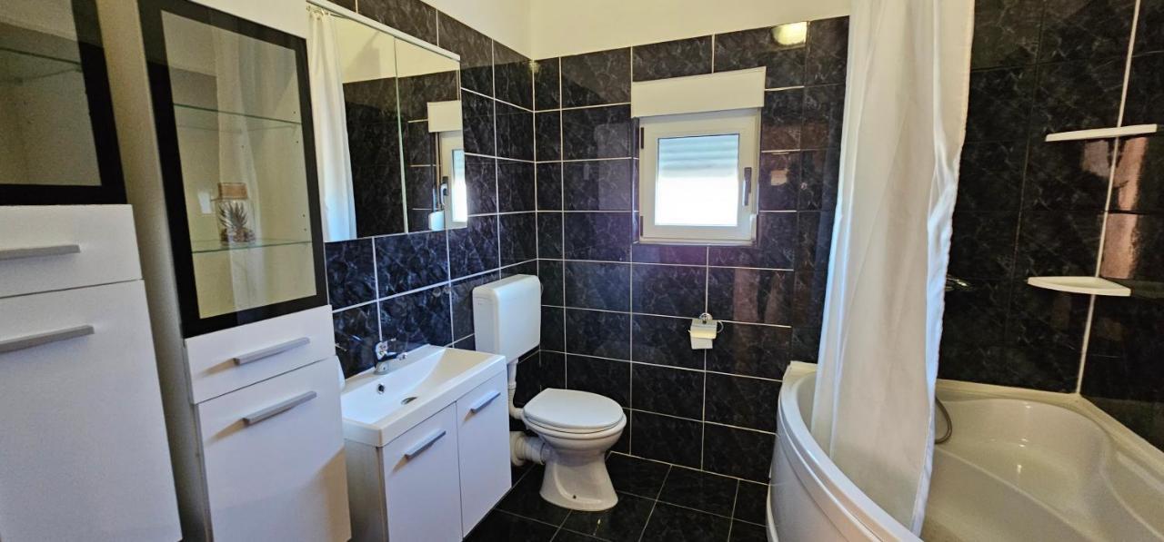 Anisa Apartment Vir